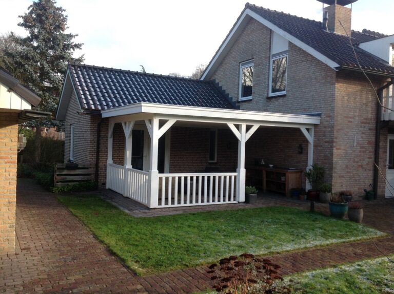 Houten veranda aan huis met wit hekwerk en pannendak in Groningen