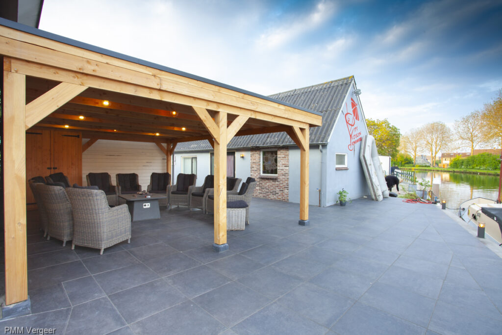 Douglas overkapping met loungeset op een terras aan het water