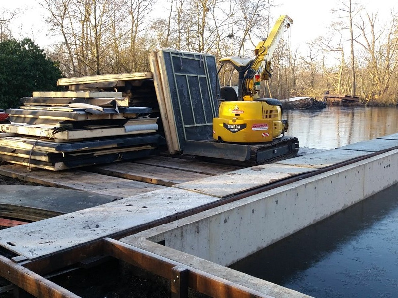 Fundering met prefab houten wanden die met een kraan worden geplaatst
