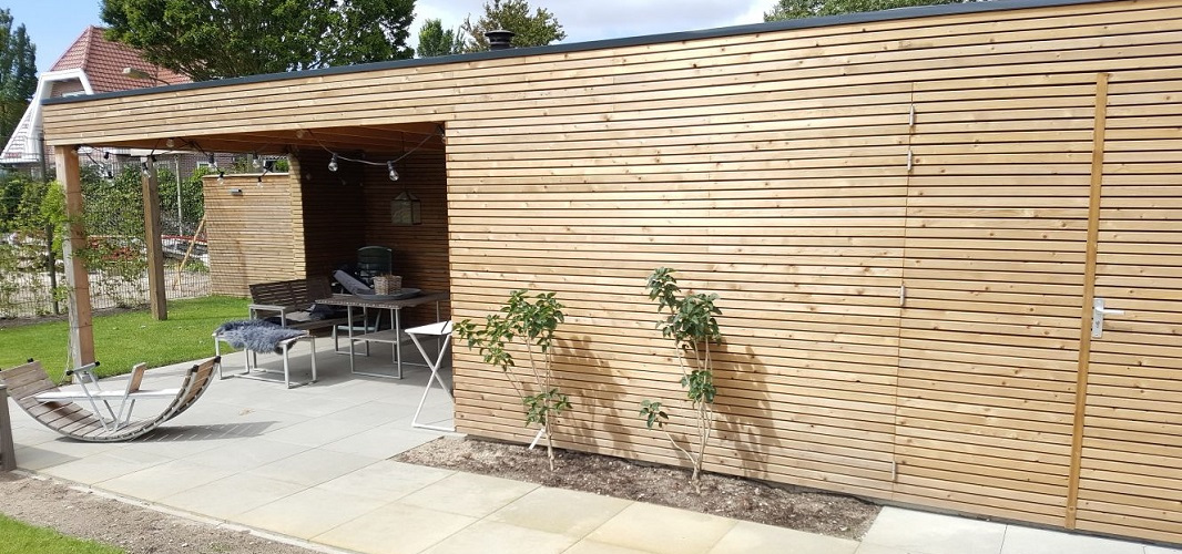Houten tuinhuis met overkapping en loungeset op het terras in Limmen