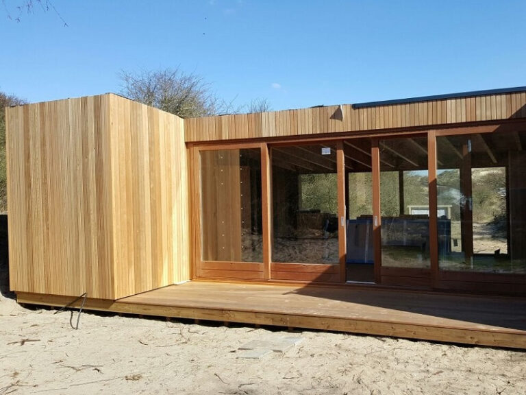 Casco van een houten vakantiewoning in de duinen bij Egmond