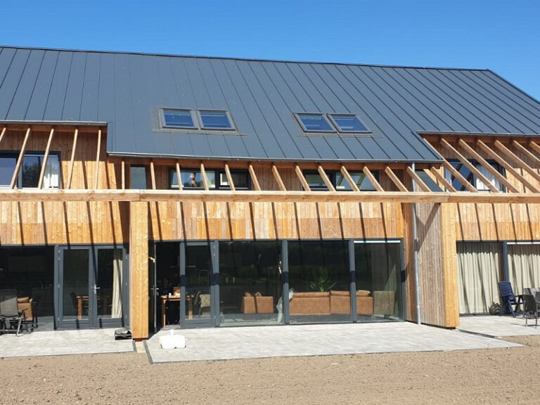 Houten terras aan de achterkant van een gastenverblijf in Vrouwenpolder
