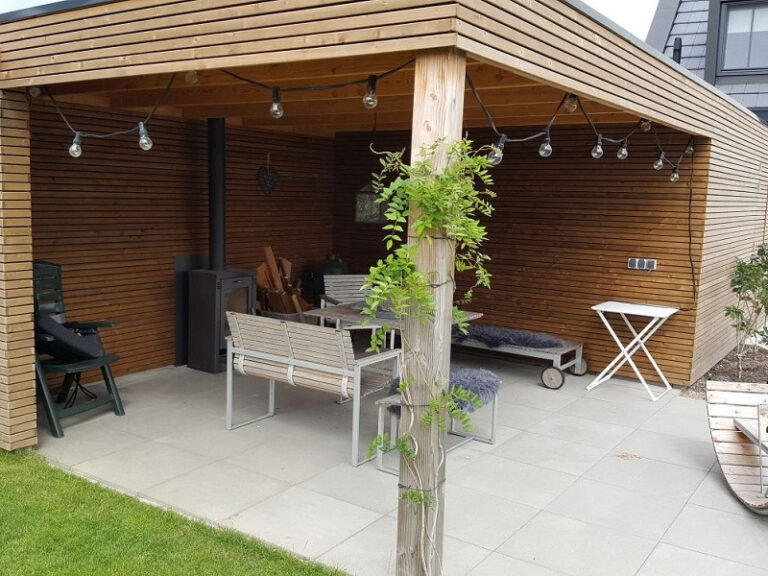 Houten overkapping naast een tuinschuur in Limmen