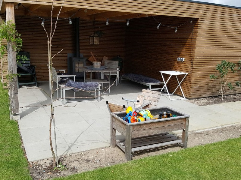 Houten overkapping naast een berging in Limmen