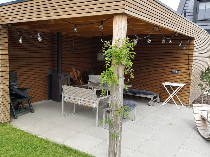 Houten overkapping naast een tuinschuur in Limmen