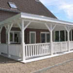 Witte douglas veranda overkapping met open voorzijde aan een woning