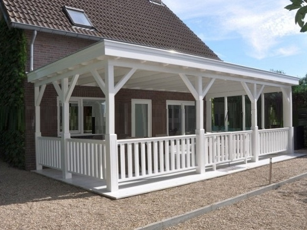 Witte douglas veranda overkapping met open voorzijde aan een woning