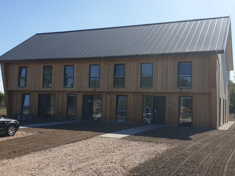 Gastenverblijf met gevelbekleding van thermowood in Vrouwenpolder