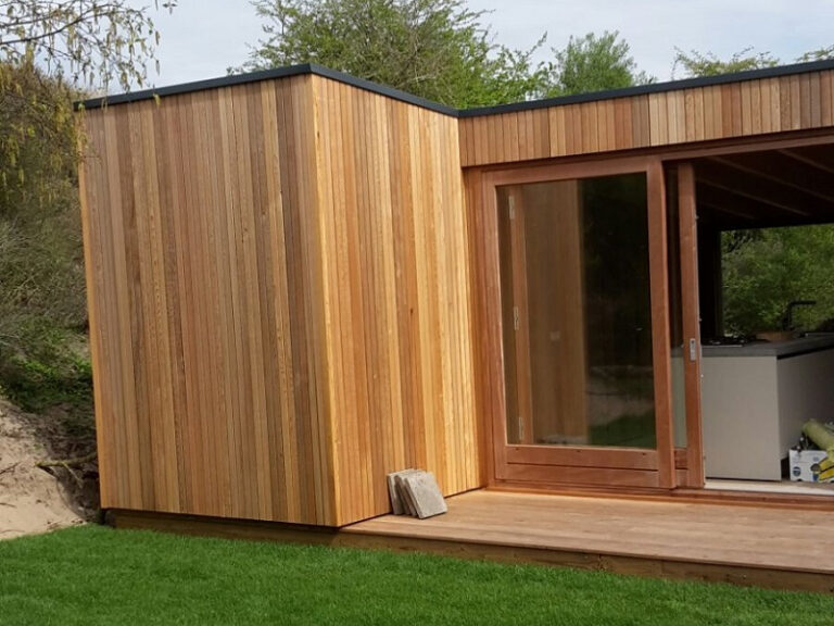 Houten gevelbekleding van western red cedar, verticaal en horizontaal, aan een vakantiewoning in Egmond