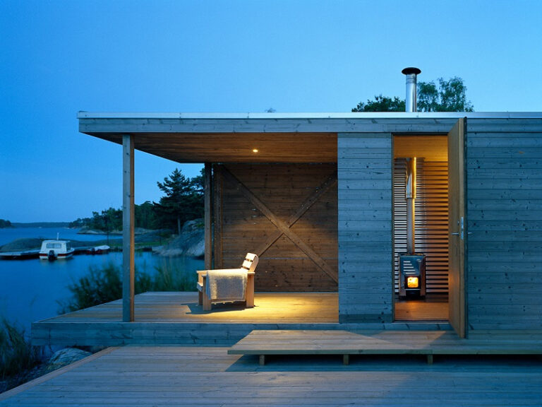Houten vlonder als terras aan een houten woning