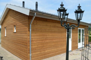 Houten mantelzorgwoning in de tuin in Groessen met horizontale houten gevelbekleding