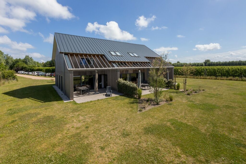 Houten gastenverblijf in de tuin in Vrouwenpolder