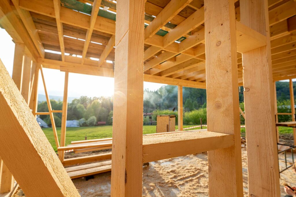 Houtskeletbouw in aanbouw: houten stijlen en regels vormen het skelet van de wanden