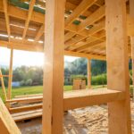 Houtskeletbouw in aanbouw: houten stijlen en regels vormen het skelet van de wanden