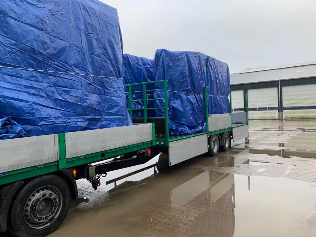 Ingepakte prefab houtskeletbouw elementen op een vrachtwagen voor transport naar de bouwplaats