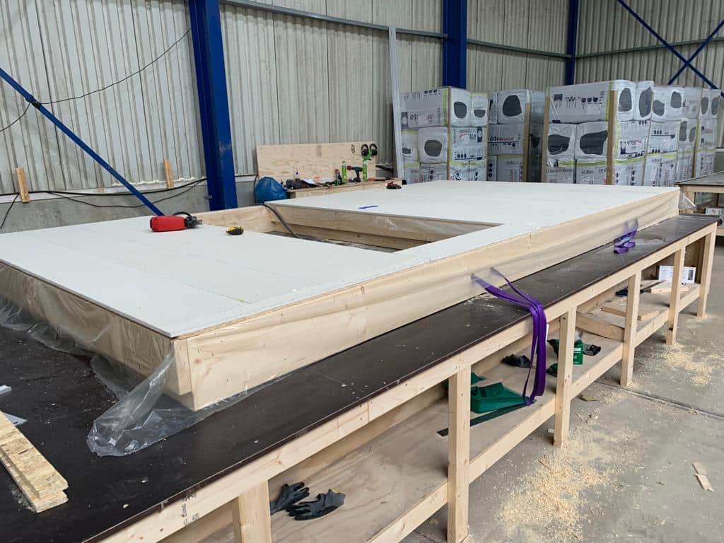 Prefab wandelement met Fermacell beplating op de werktafel in de fabriek