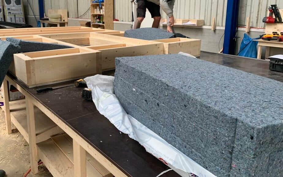 Isolatie van gerecyclede katoenvezel in een prefab houten wandelement