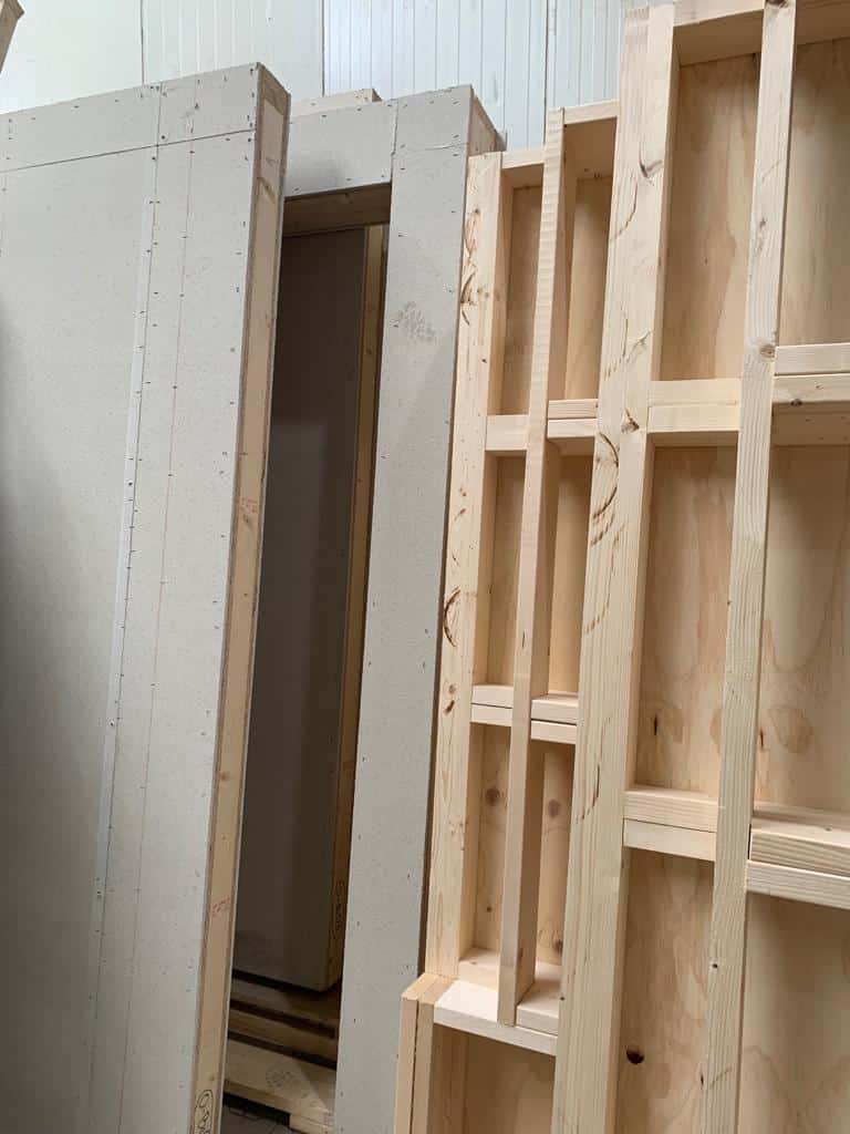 Prefab wandelementen in houtskeletbouw met houten frame en beplating in de fabriek