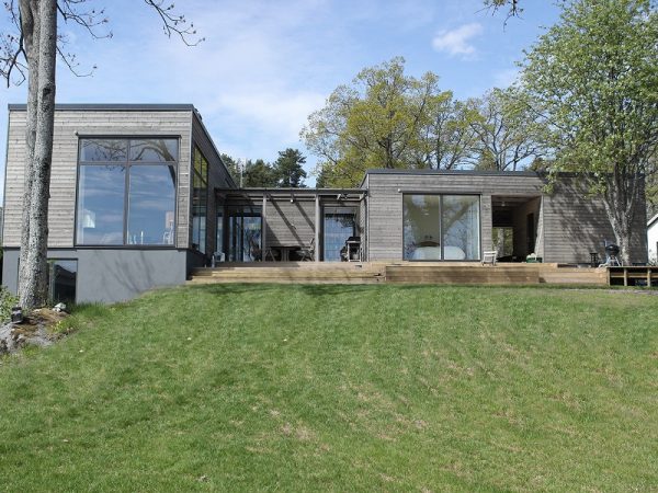 woning-kransarend-vooraanzicht-thermowood-bruin-bouwijs.jpg