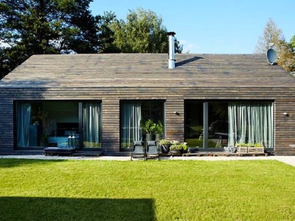 Woning lepelaar thermowood vooraanzicht zadeldak